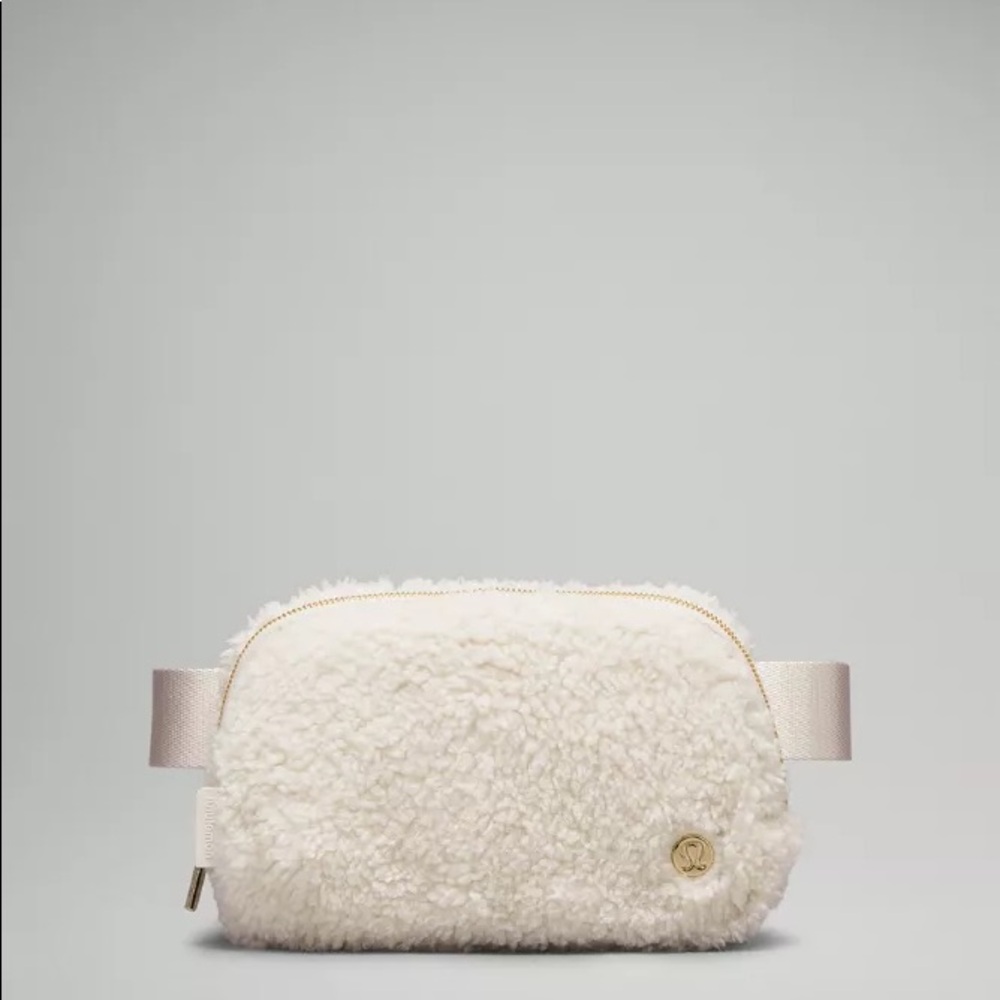 LULULEMON everywhere belt bag *cream fleece is a rare item*